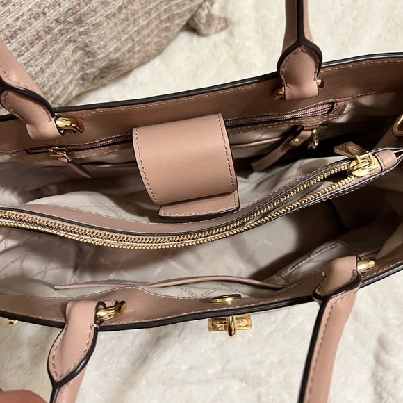 Brand new Michael Kors purse never used - Picture 2 of 3